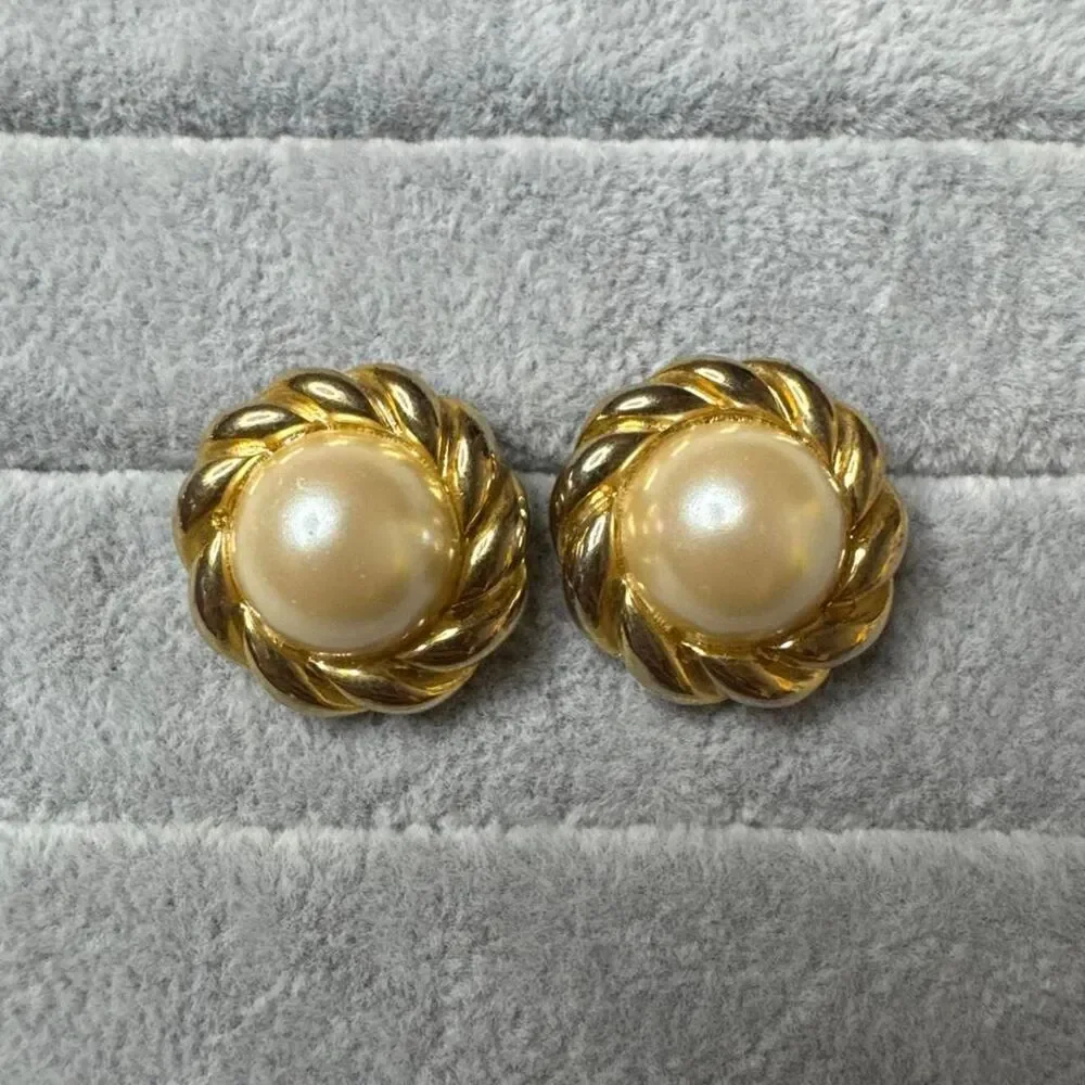 Unbranded Women's Gold and Cream Jewellery